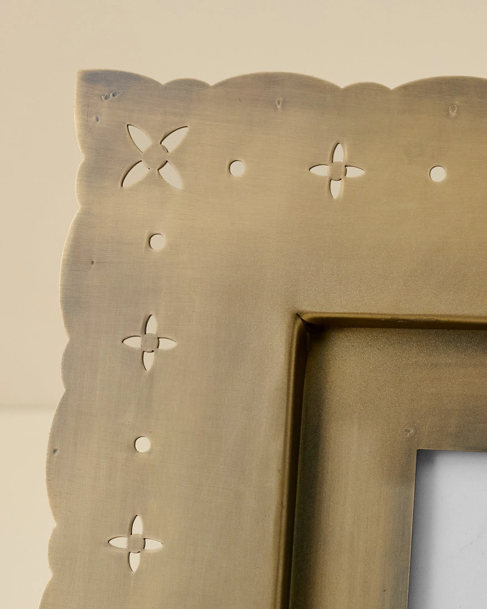 Antiqued Brass Eyelet Photo Frame - Image 2