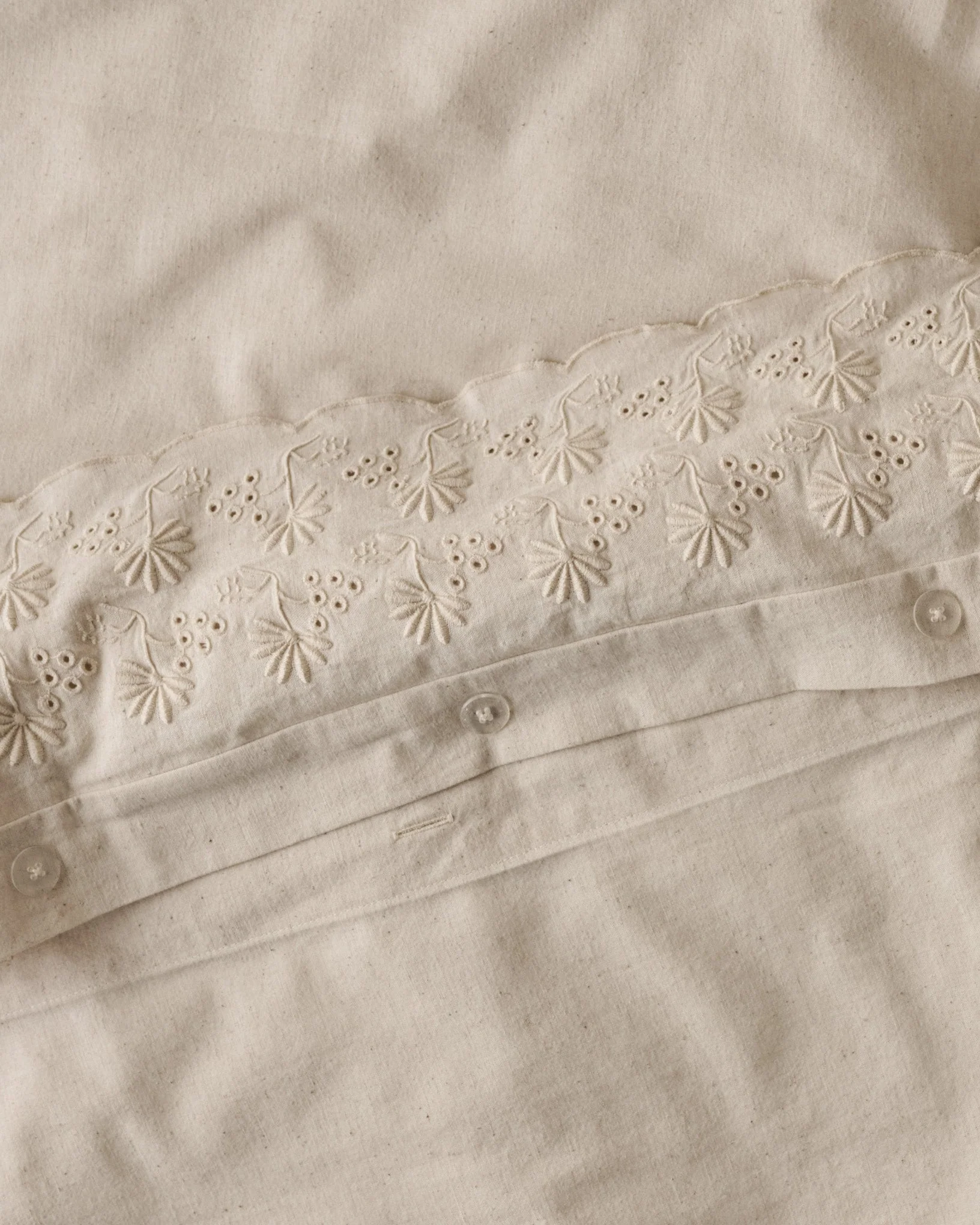 Clara Eyelet Flange Duvet Cover - Image 4