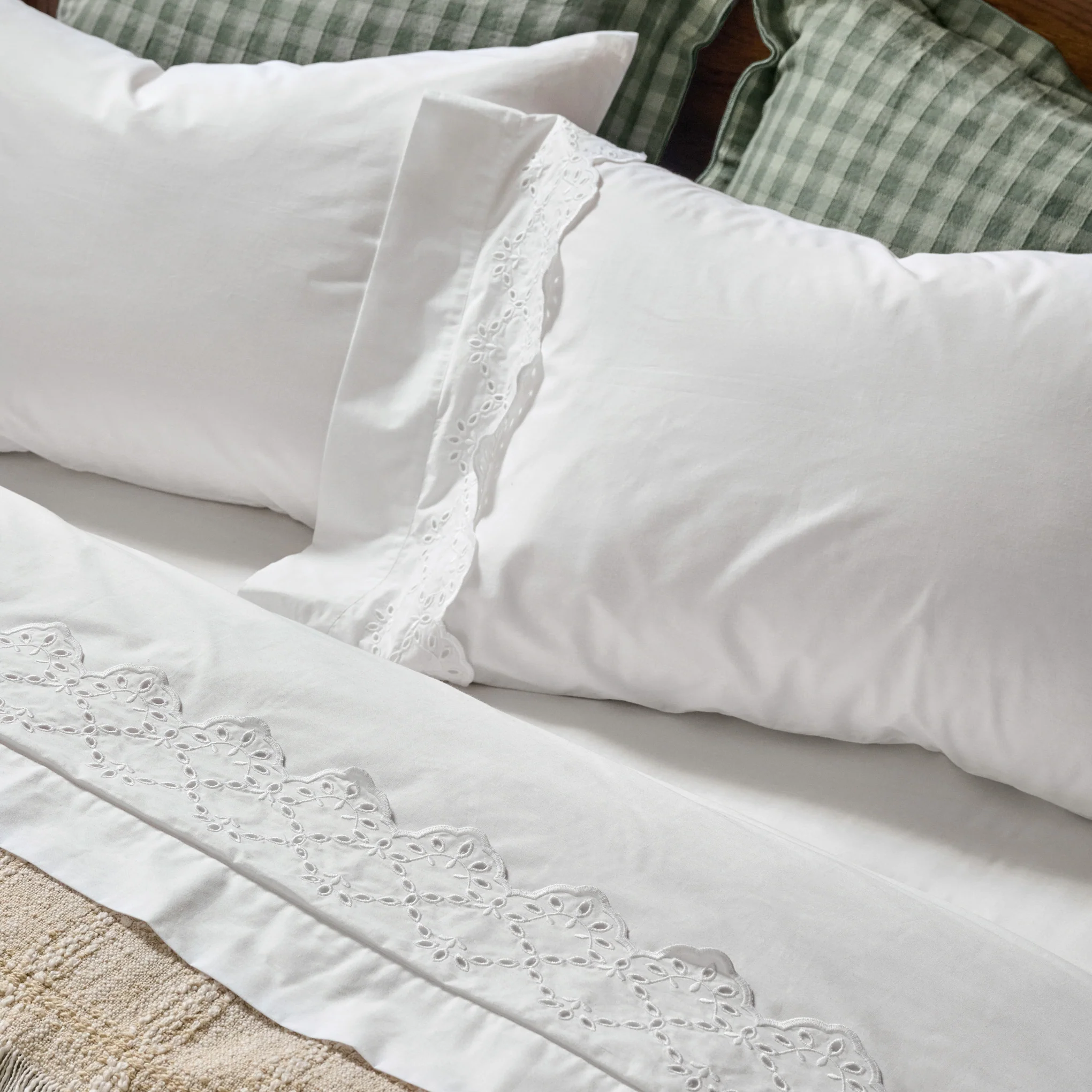 Eyelet Scallop Edge Sheet Set - Image 4