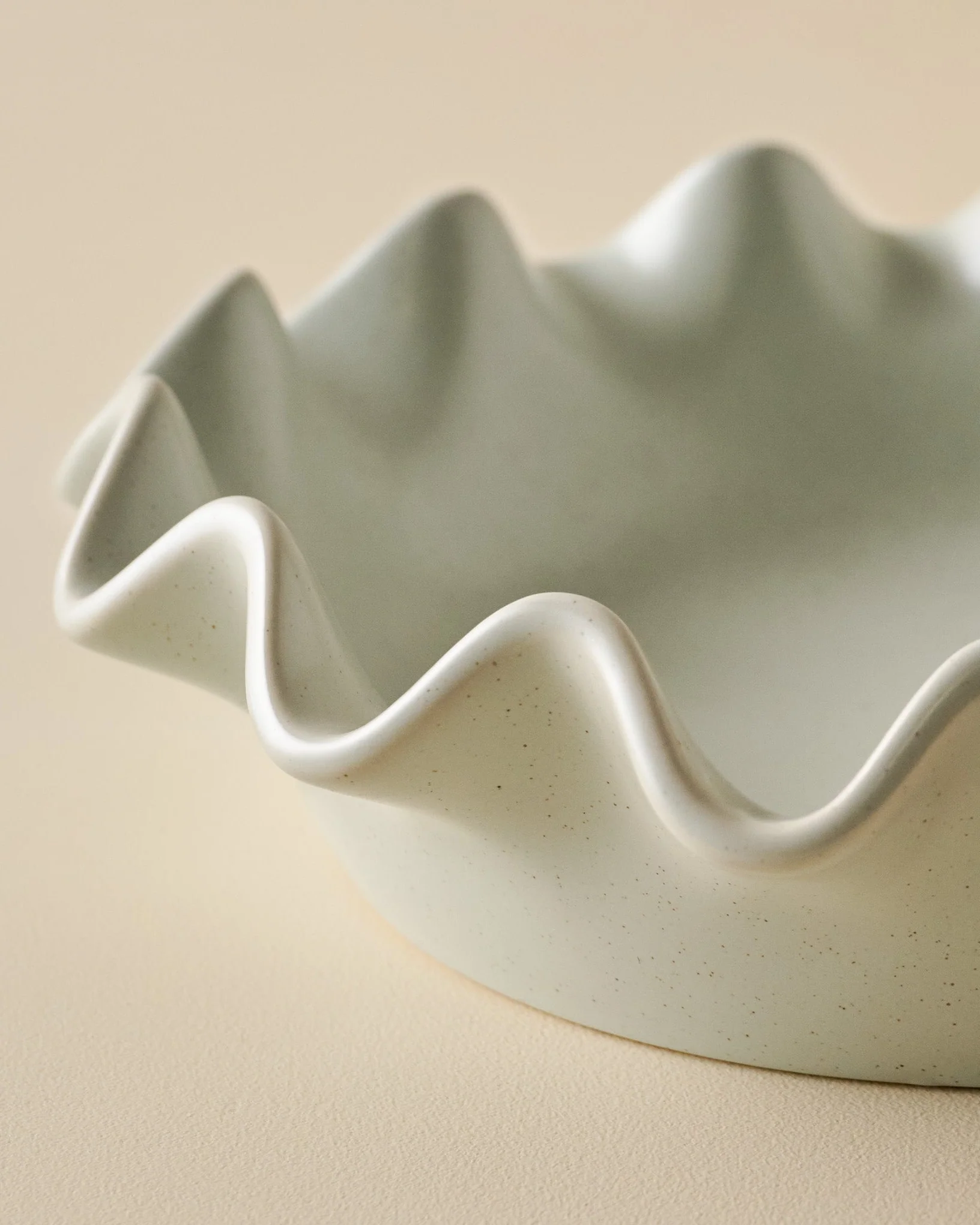 French Grey Scalloped Pie Dish - Image 2
