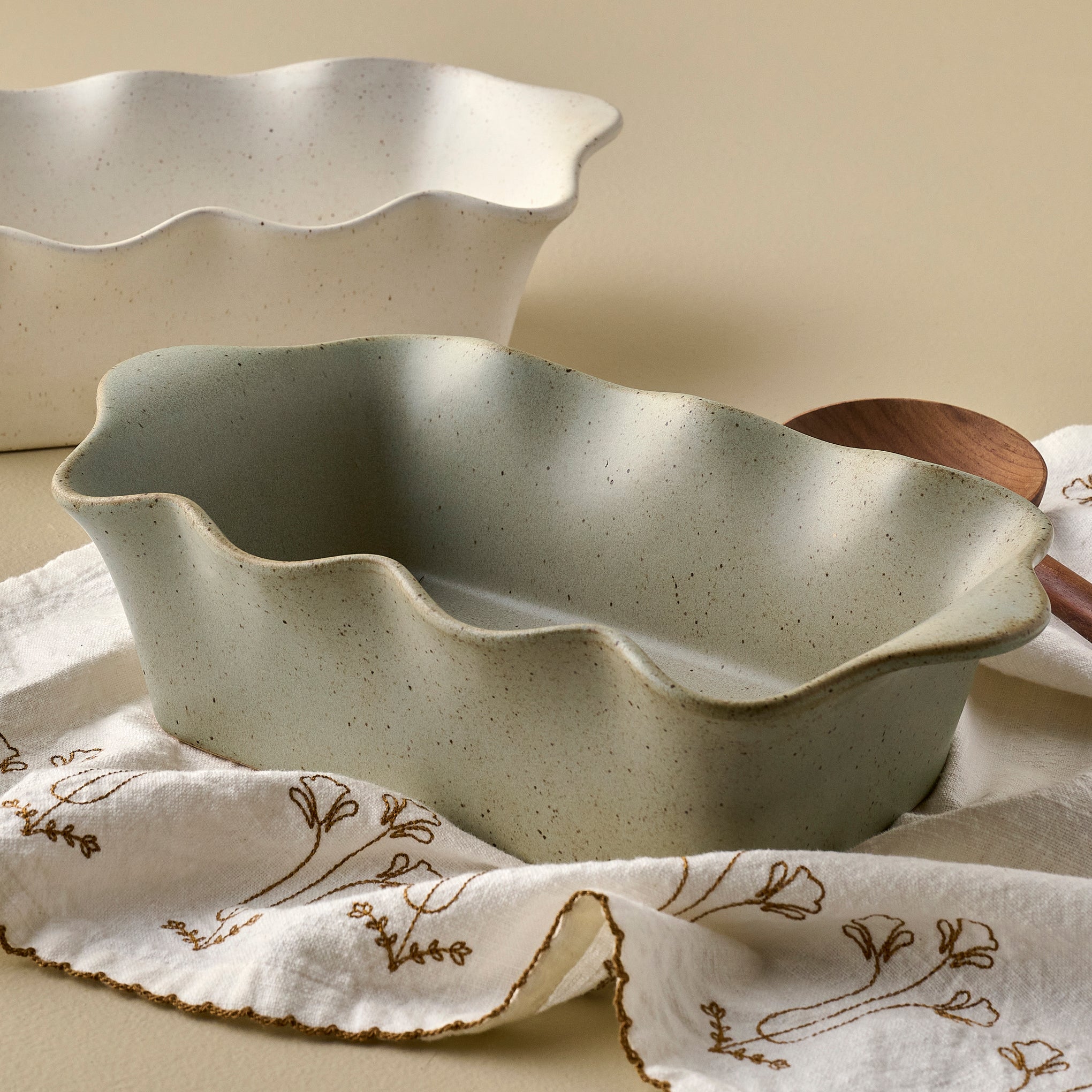 French White Scalloped Loaf Pan - Image 3