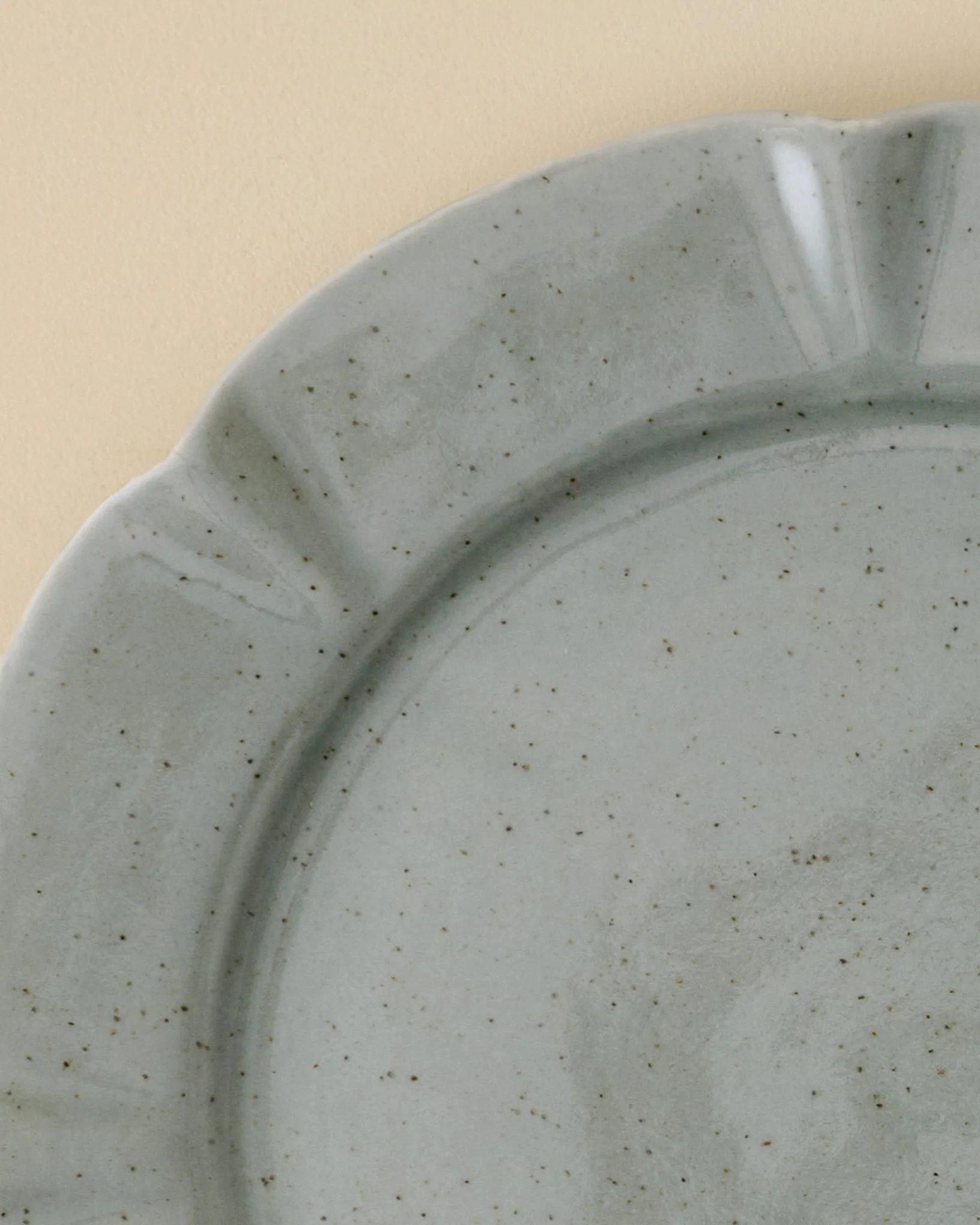 Green Speckle Heirloom Scallop Plate - Image 3
