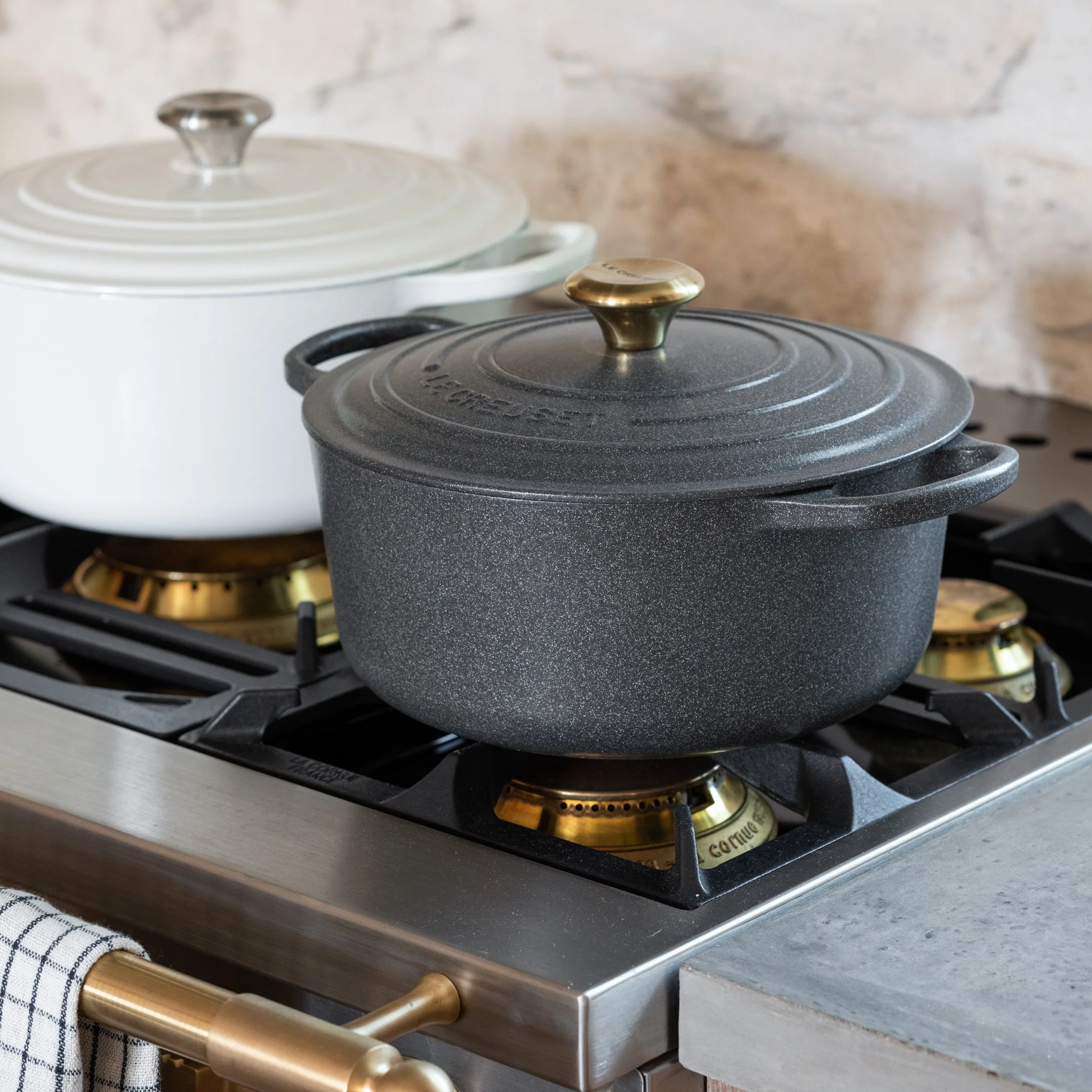 Le Creuset 5.5 Qt Dutch Oven - Image 2