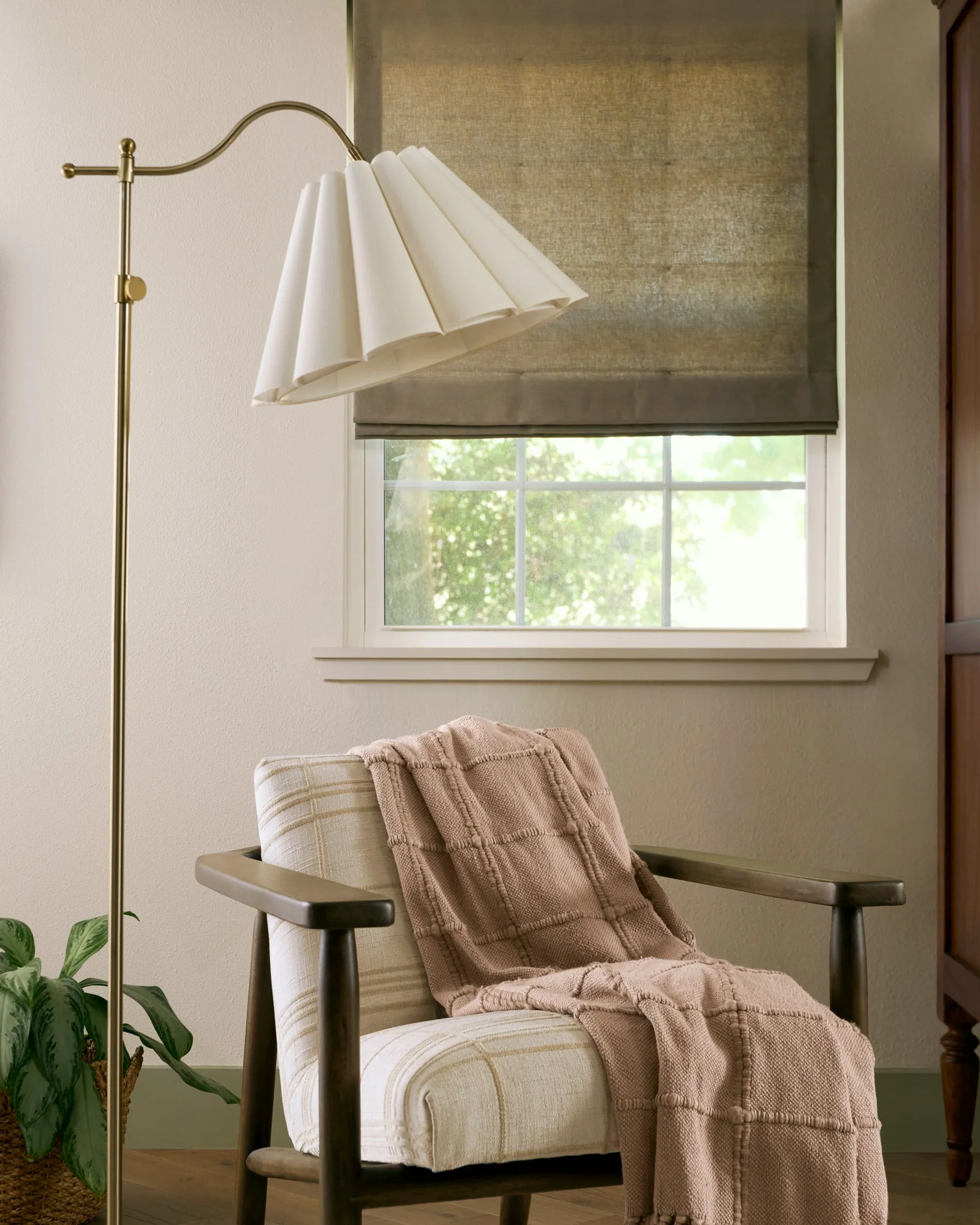 Odette Linen Scallop Floor Lamp - Image 5