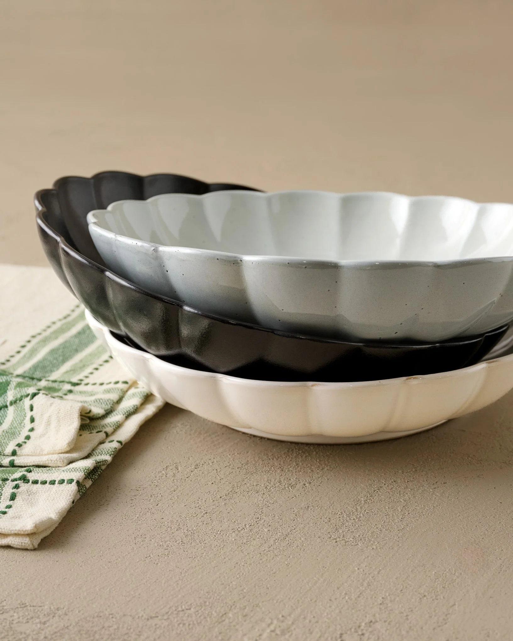 Oversized Cream Scalloped Serving Bowl - Image 4