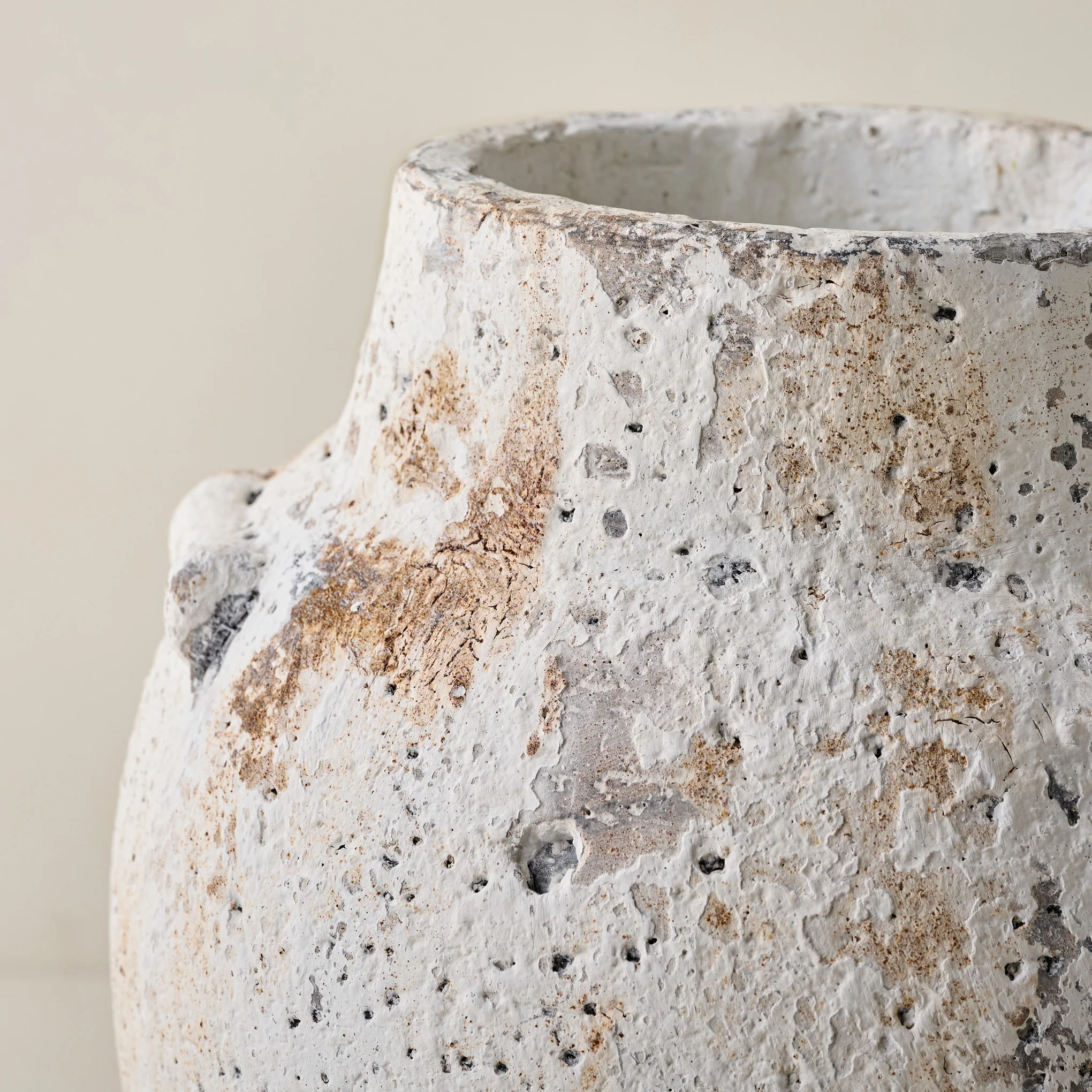 Rustic Cortona Vase on Stand - Image 3