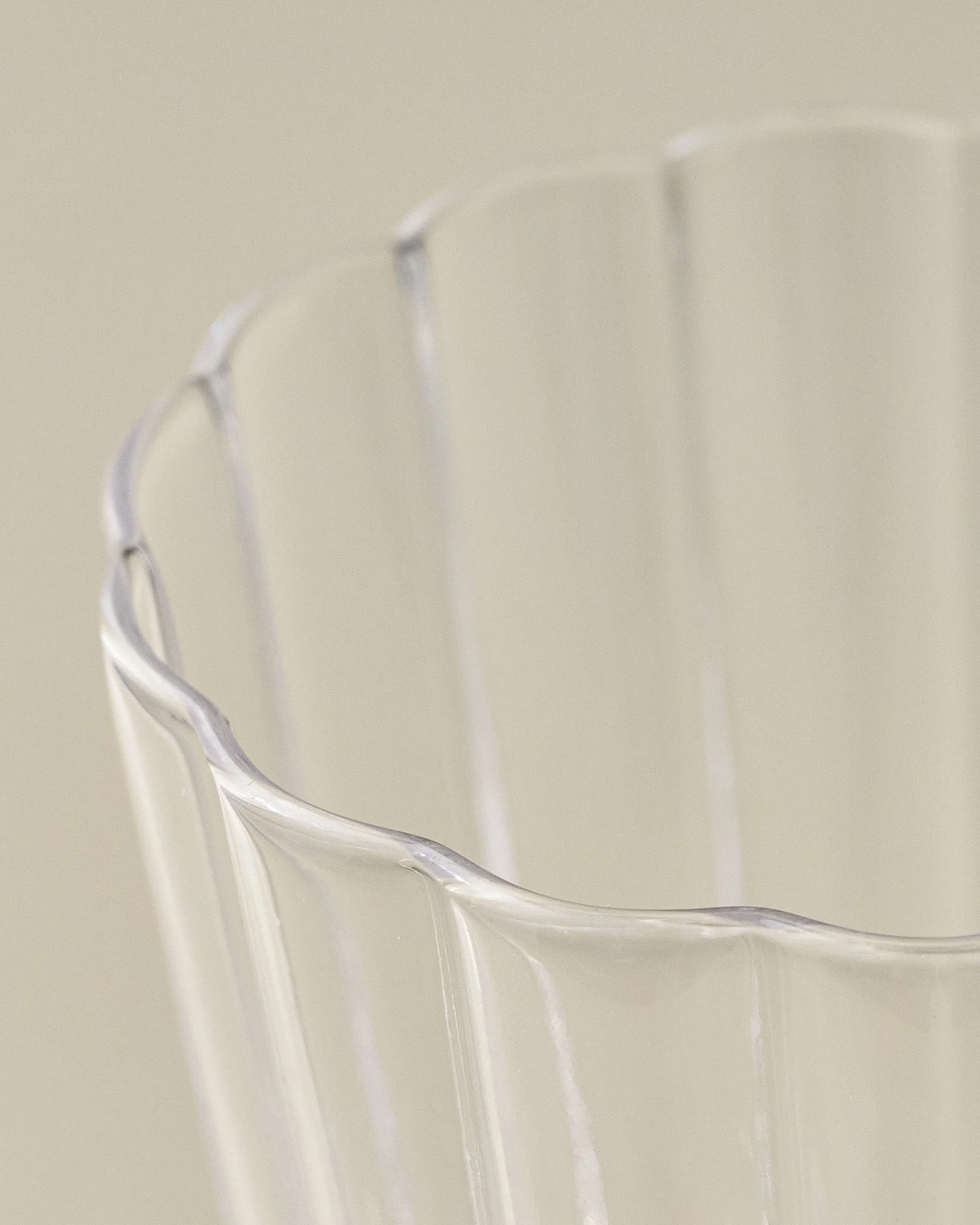 Scalloped Rim Glass Tumbler - Image 5