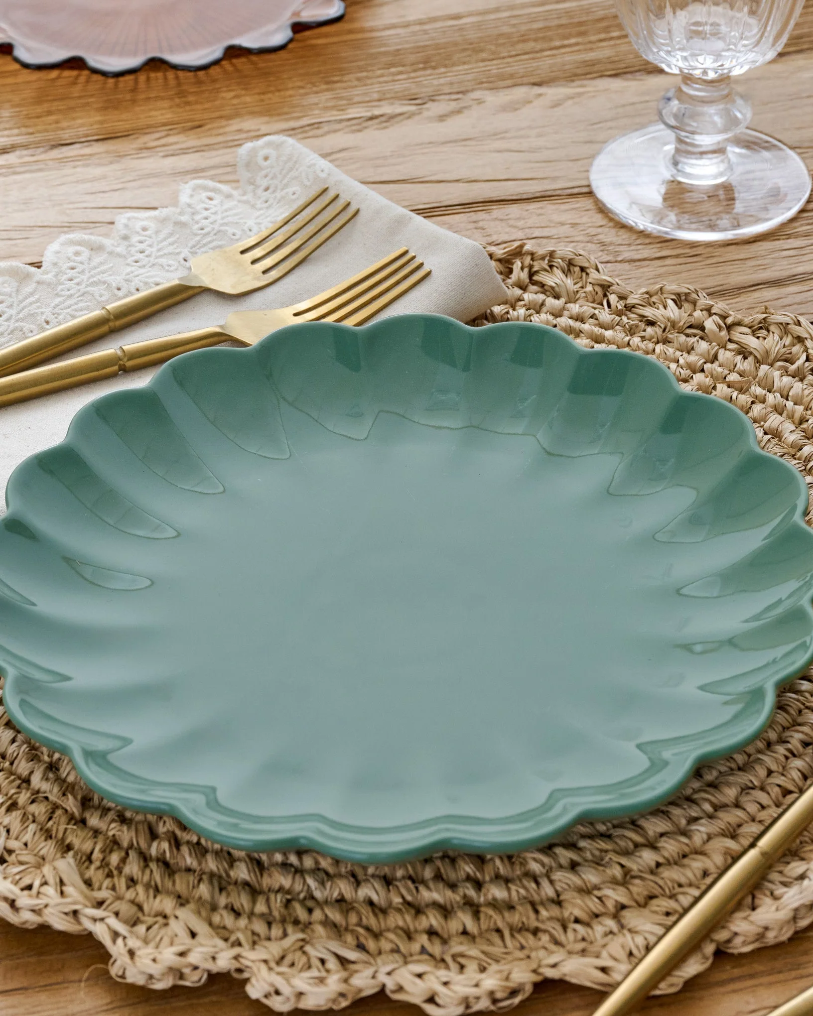 Seagrass Scalloped Plate - Image 4