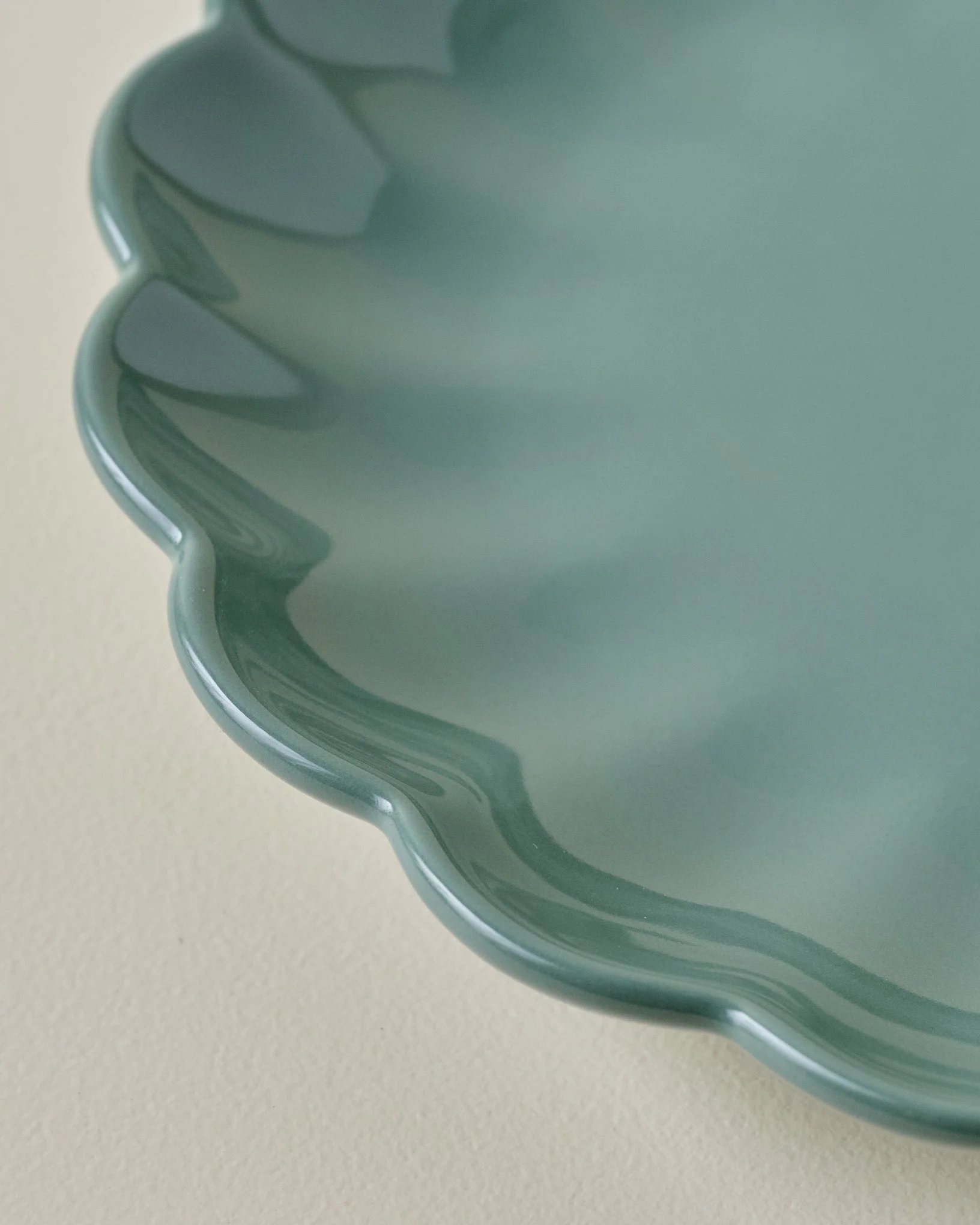 Seagrass Scalloped Plate - Image 5
