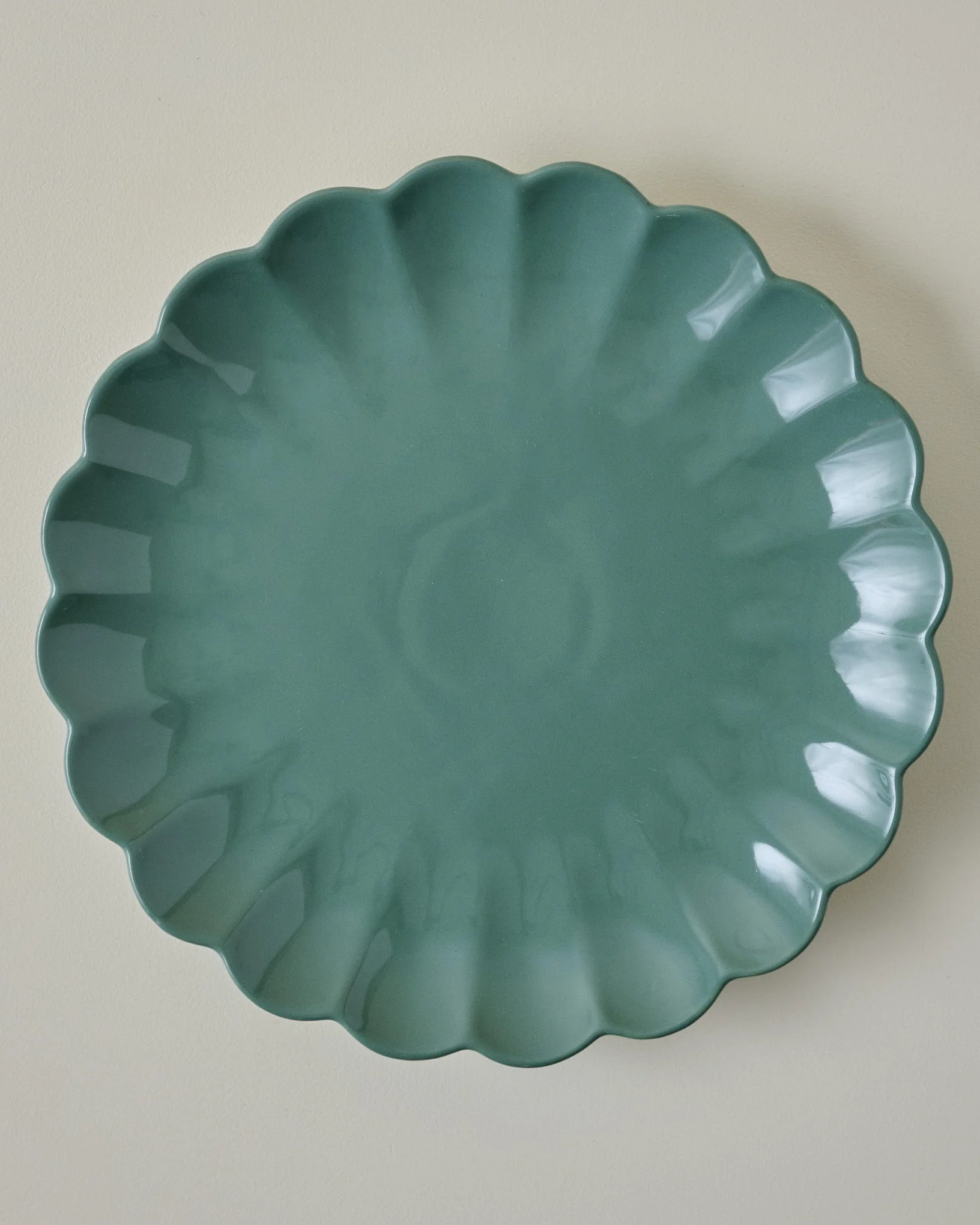Seagrass Scalloped Plate - Image 3