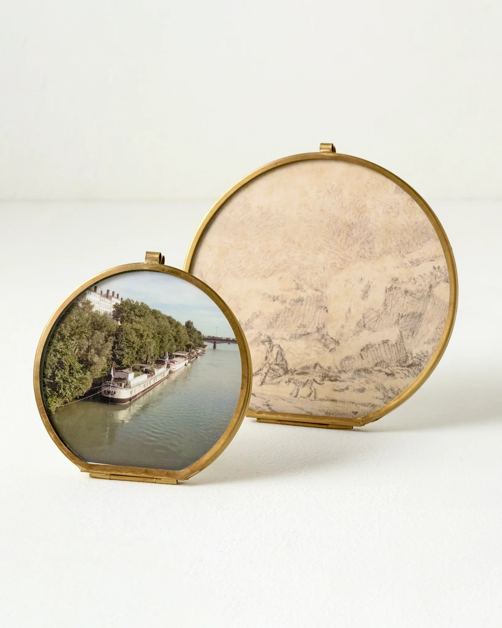 Stella Round Brass Frame