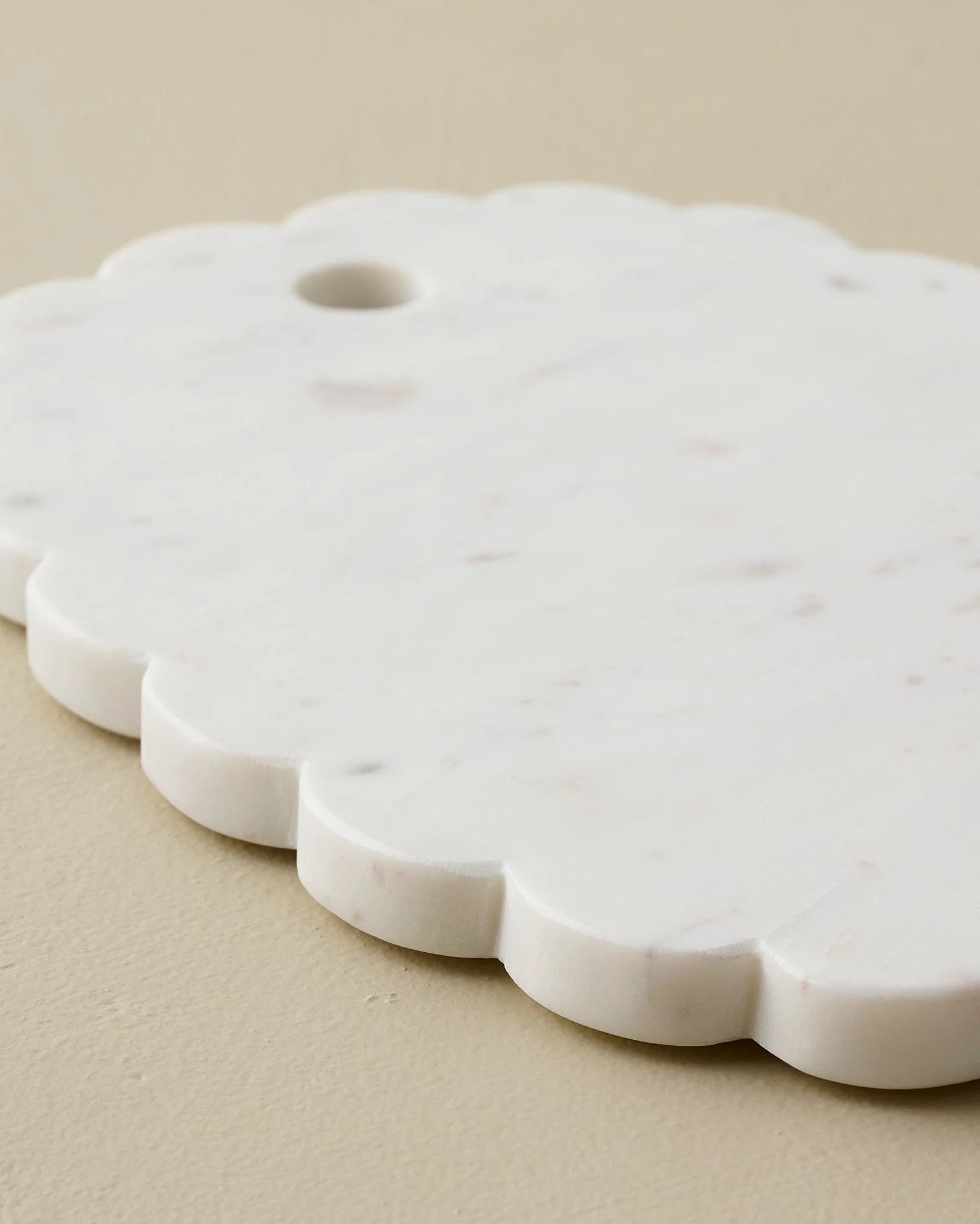White Marble Scalloped Serving Board - Image 3